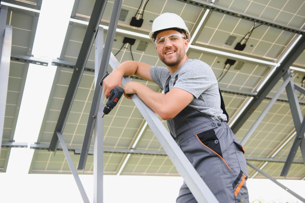 travailleur installant des panneaux solaires à l'extérieur
