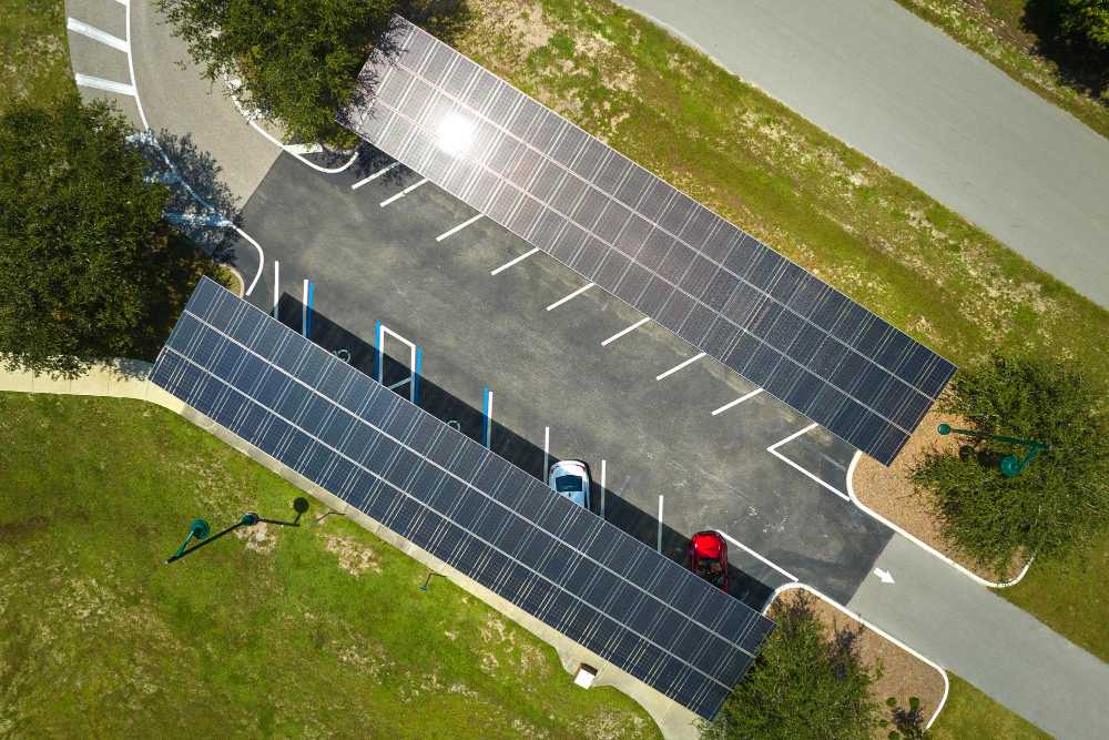 Panneaux solaires au-dessus du parking pour les voitures garées