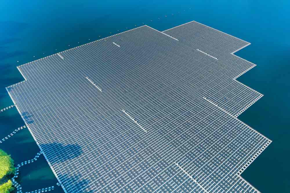 Vue aérienne panoramique de la plate-forme de cellules de panneaux solaires flottants sur le magnifique lac de l'énergie électrique alternative renouvelable