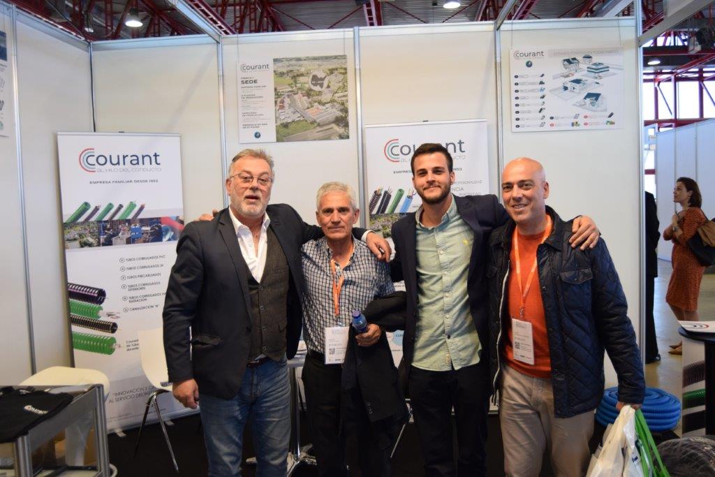 Stand Courant avec membres société au salon Eficam