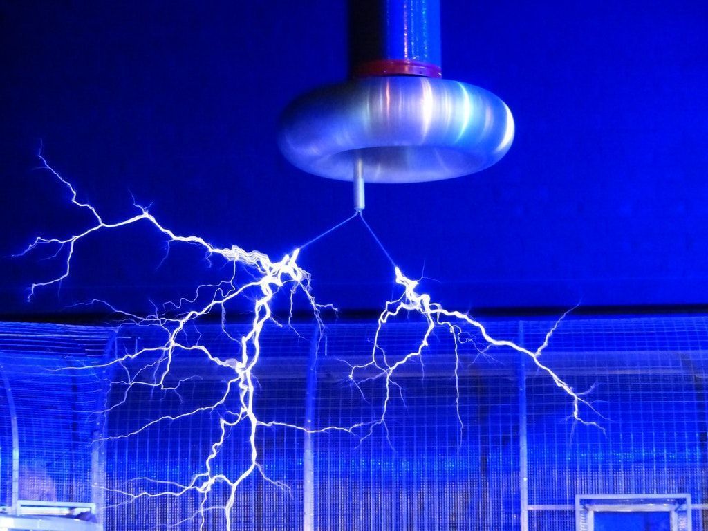 Production d’un arc électrique contre une cage de Faraday pour démontrer la protection contre les champs électriques et électromagnétiques