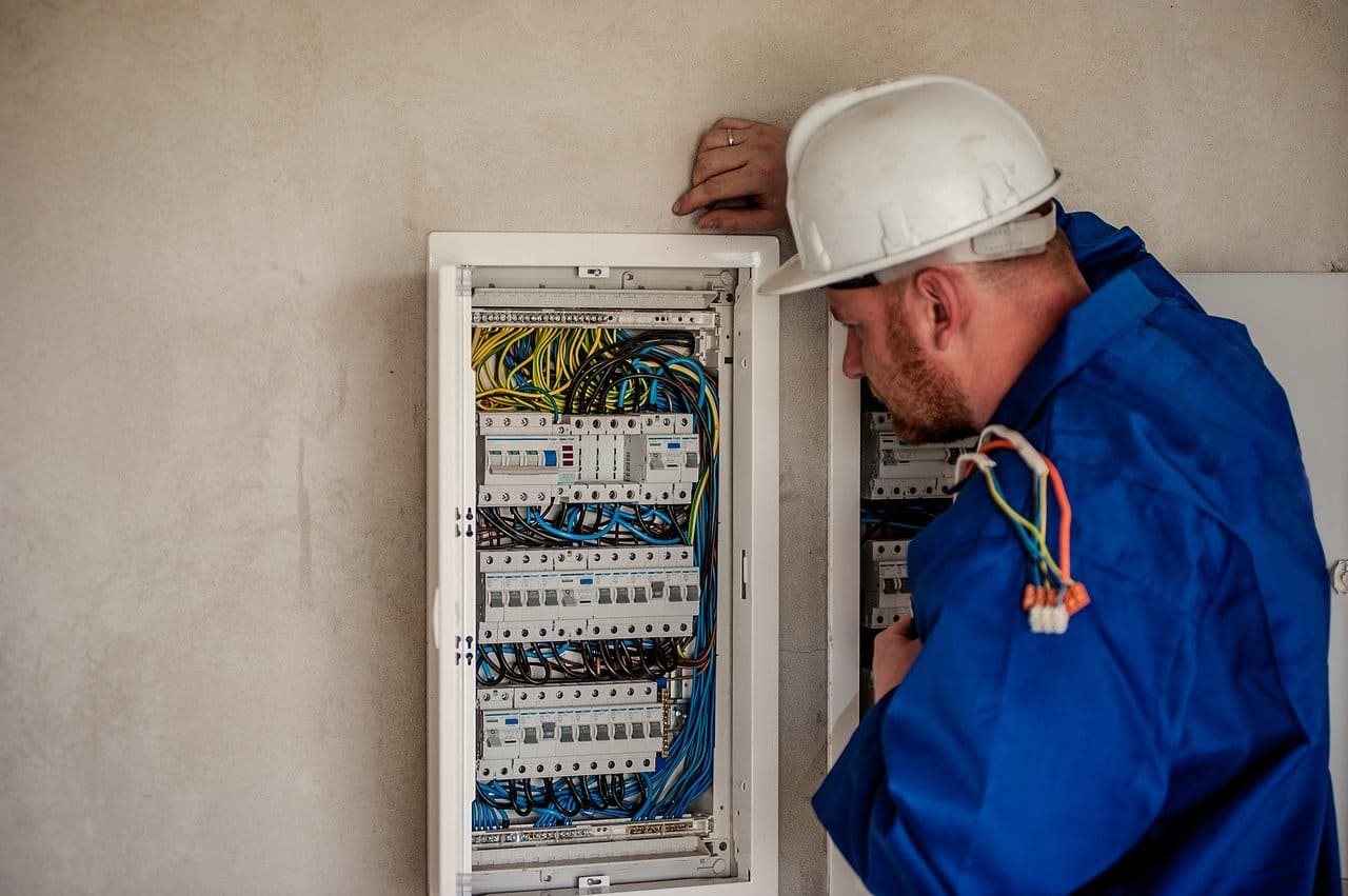 électricien devant un tableau électrique