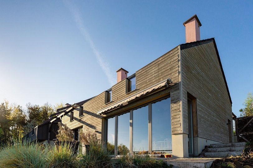 maison en bois avec une grande baie vitrée