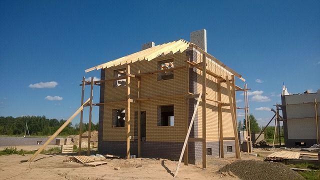 chantier d'une maison en construction avec échafaudage en bois